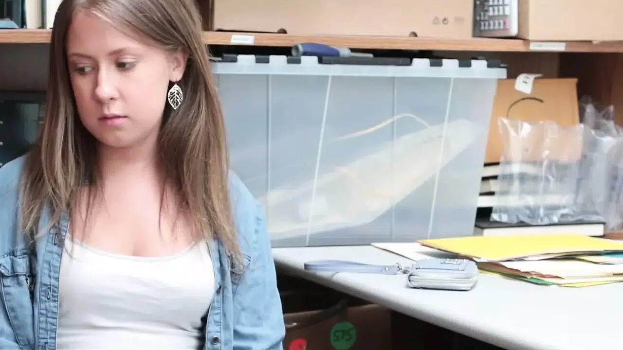 Shoplyfter – Pretty Petite Babe Brooke Bliss Bends Over The Officer’s Desk And Spreads Her Legs
