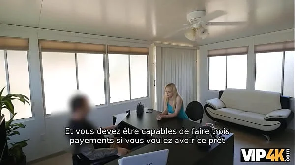 VIP4K. Blonde aime l’idée des prêteurs d’approuver le crédit pour la chatte