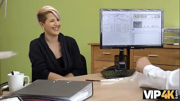 VIP4K. Chienne sait que ses charmes sexuels peuvent aider à obtenir un prêt