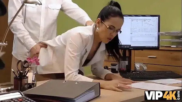 VIP4K. Il bisogno di soldi fa sì che l’attrice porno si tolga le mutandine per fare sesso sporco