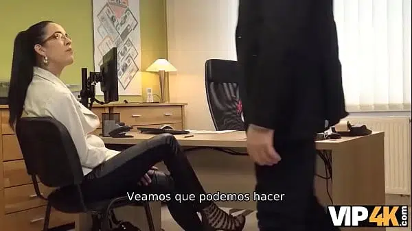 VIP4K. milf es perforada por el acreedor porque el dinero cuesta la penetración del coño