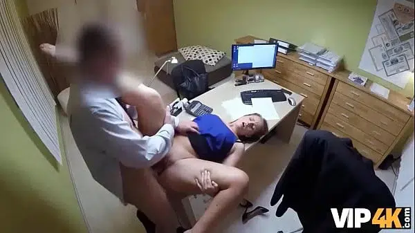 VIP4K. Pauvre charmeur a son ouverture humide percuté par le prêteur d’argent