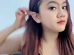 Vor der Cam präsentiert sich die junge mollige Asiatin