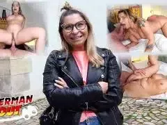 Bebrillte Blondine beim deutschen Casting SChwanzrodeo