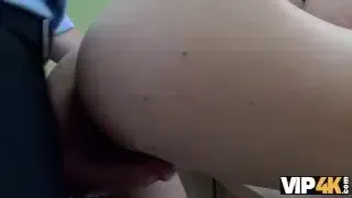 VIP4K. Stunner geme di piacere durante il sesso con il creditore arrapato