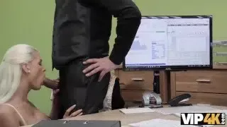 VIP4K. Verführerisches Küken mit großen Titten reitet Schwanz für viel Geld