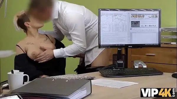 VIP4K. Mädchen öffnet Lieferservice und hat Sex, um Darlehen zu bekommen