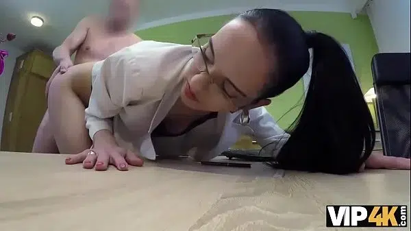 VIP4K. Un agent approuve le crédit d’une nympho brune pour une action sexuelle chaude