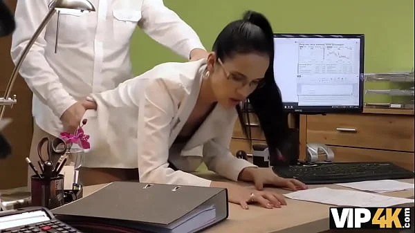 VIP4K. Agent kann Babe einen Kredit geben, wenn sie alle seine Bedürfnisse befriedigt