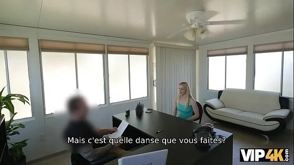 VIP4K. La danseuse de strip-tease ne peut pas payer le loyer alors pourquoi vient-elle baiser